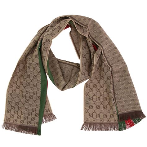 sciarpa gucci indossata uomo